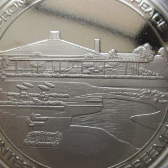 Barack Obama and Chinese President Retreat at Sunnylands in California Medallion - Picture 8 of 9